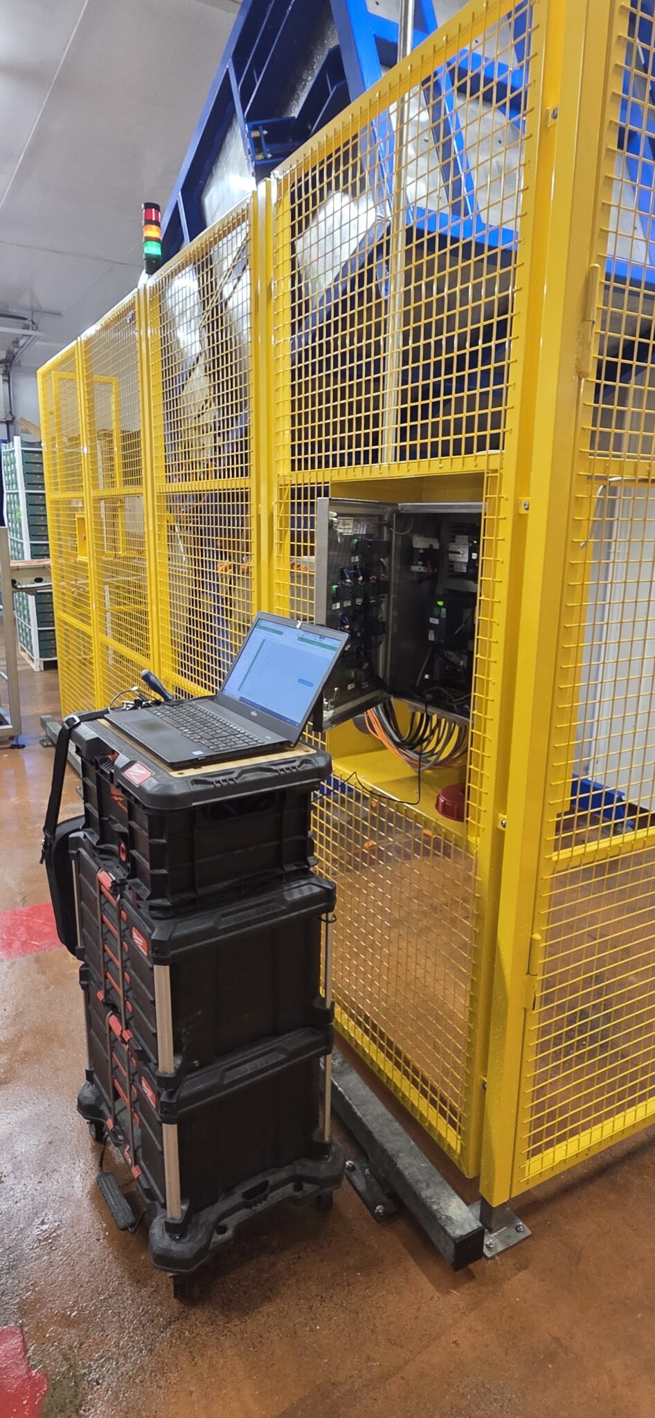 Ordinateur portable devant panneau électrique sécurisé