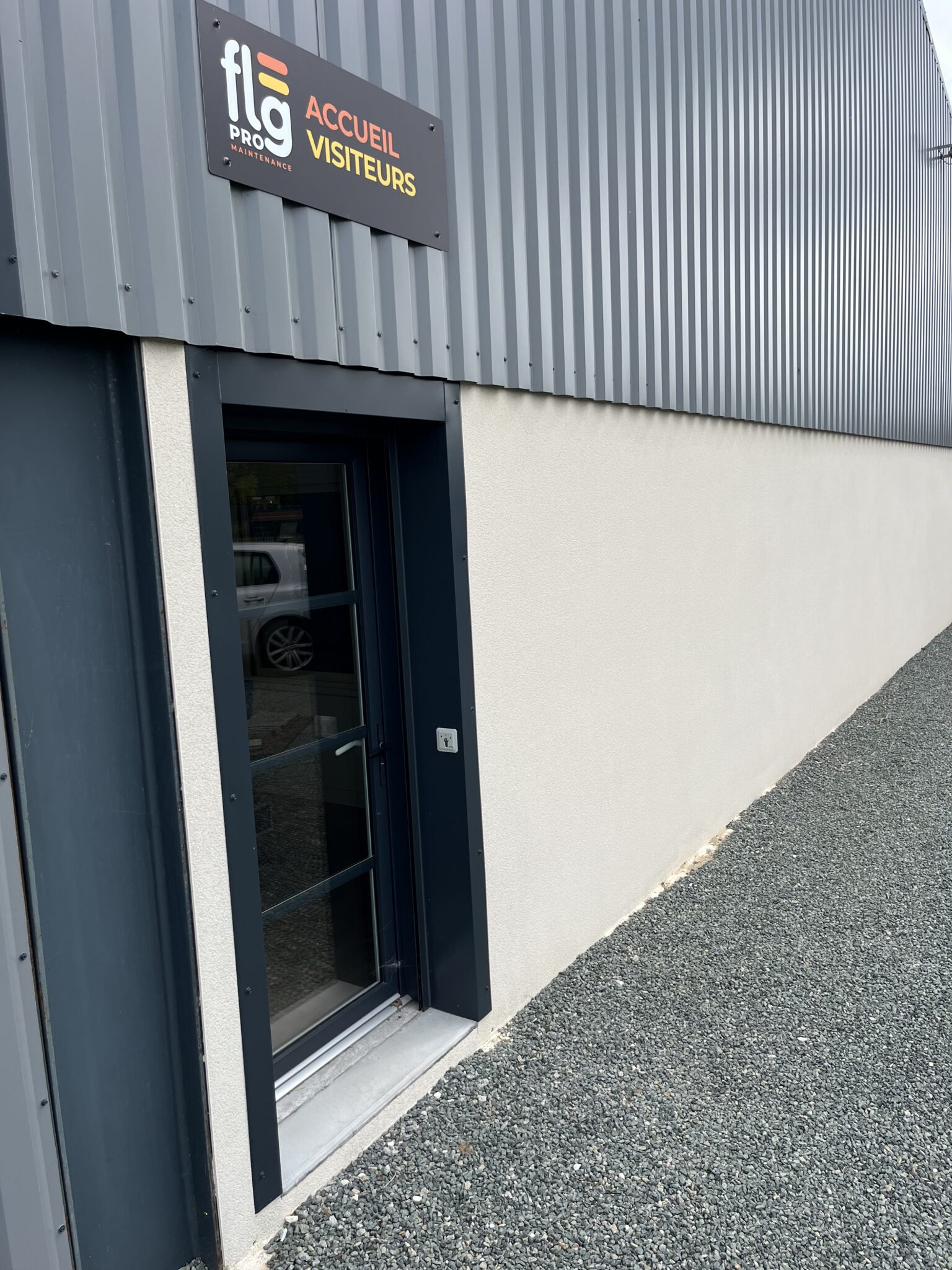Entrée visiteurs avec panneau d'accueil